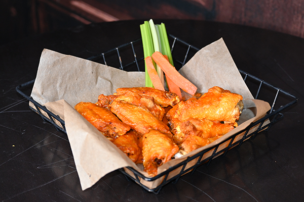 Buffalo Wings with celery and carrots